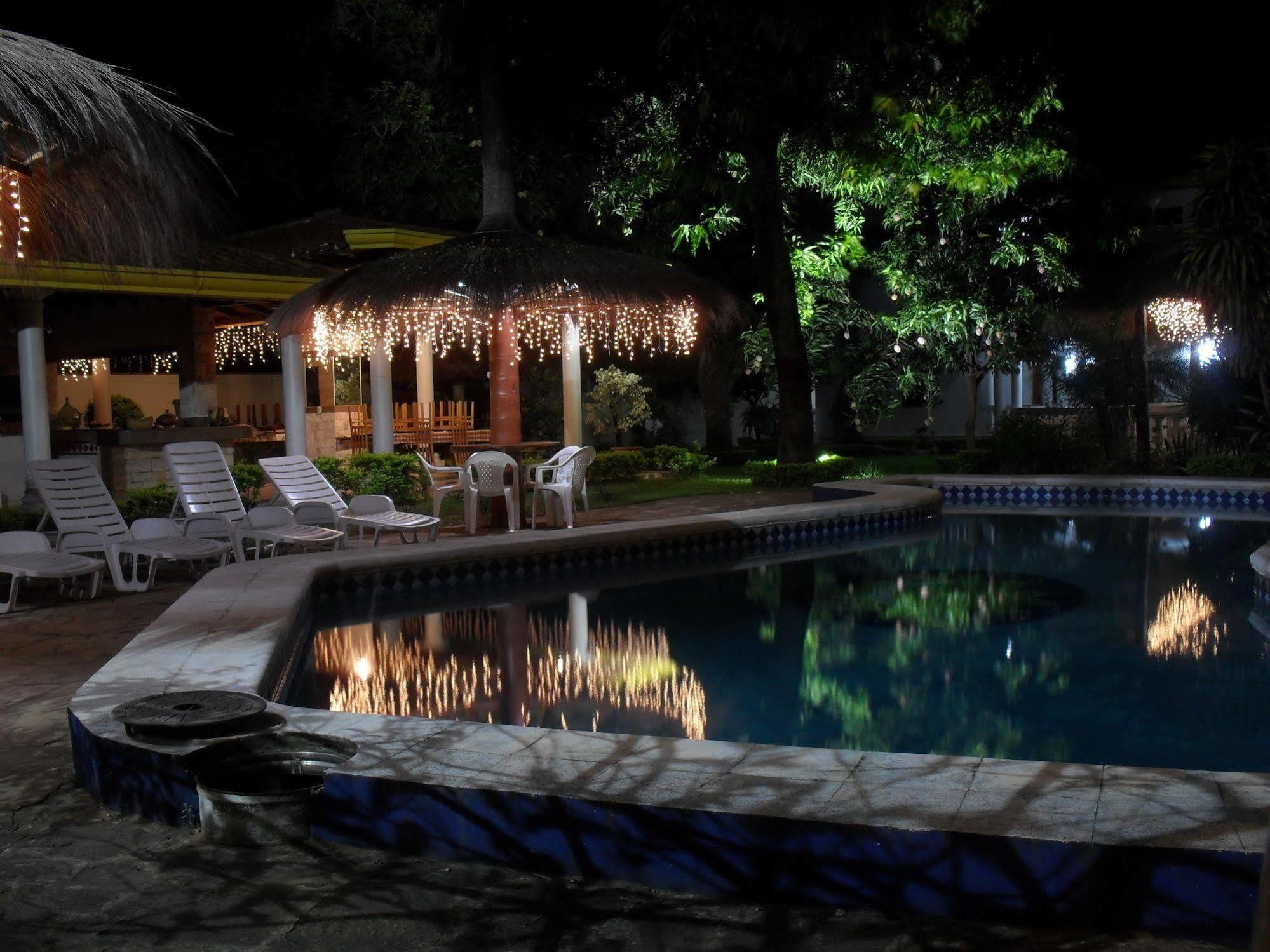 Ross Char Hotel Asuncion Bagian luar foto